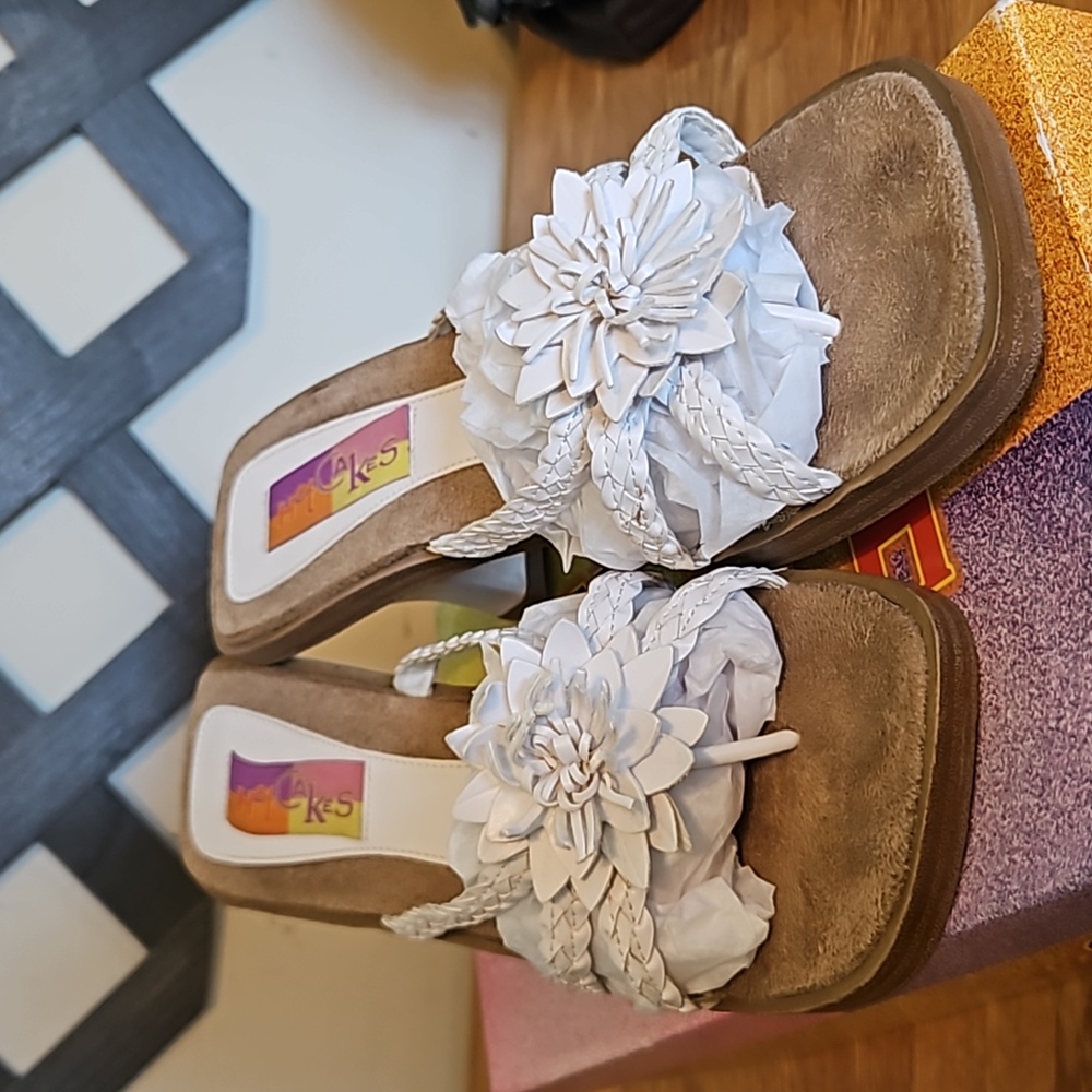 Womens thong sandals with flower accents, Size 10